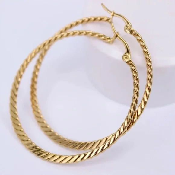 18K gold thin hoop earrings - Picture 2 of 4